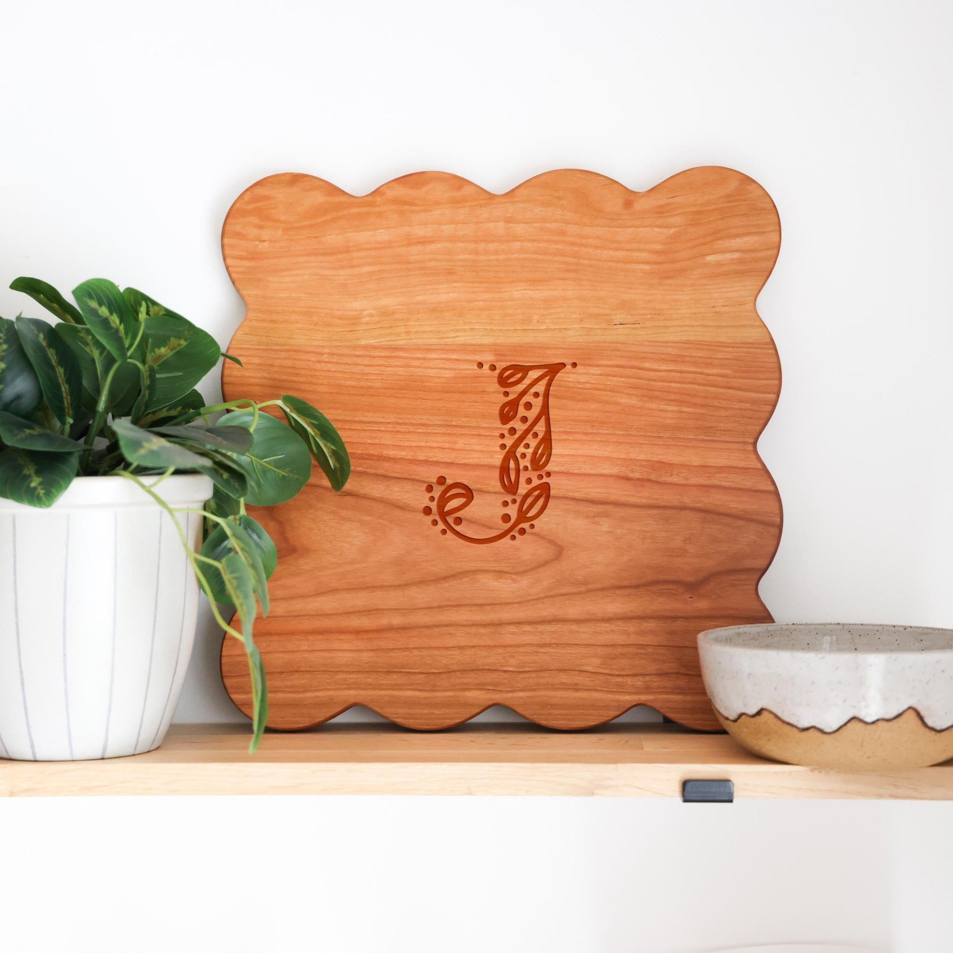 Scallop Monogram Cutting Board | Personalized Cutting Board | Personalized Charcuterie Board | Personalized Gift | Custom Gift Idea Wedding